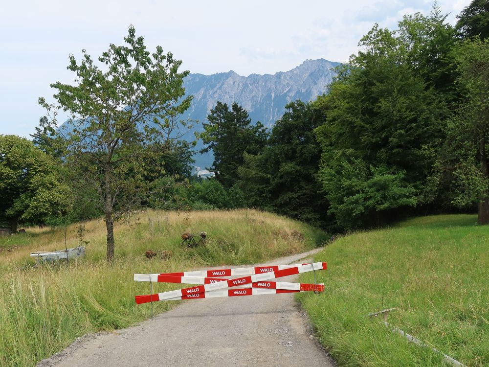 Absperrung wegen neuem Wegbelag