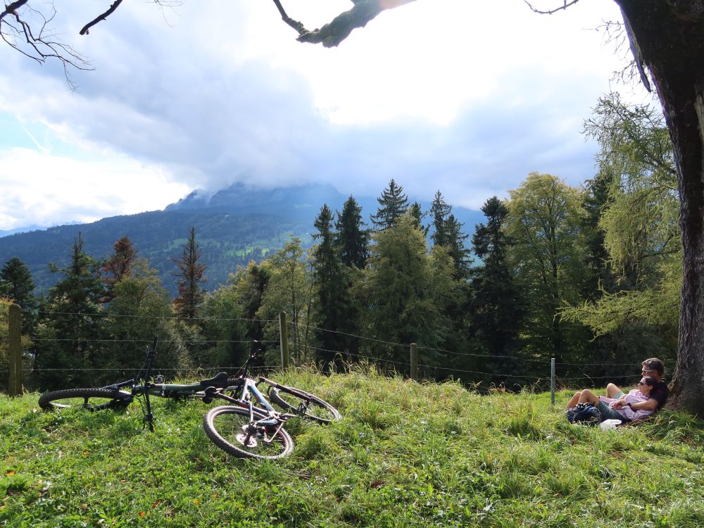 ruhende Biker und Pilatus in Wolken