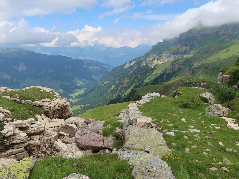 Natursteinmauer und Blick ins Schilstal