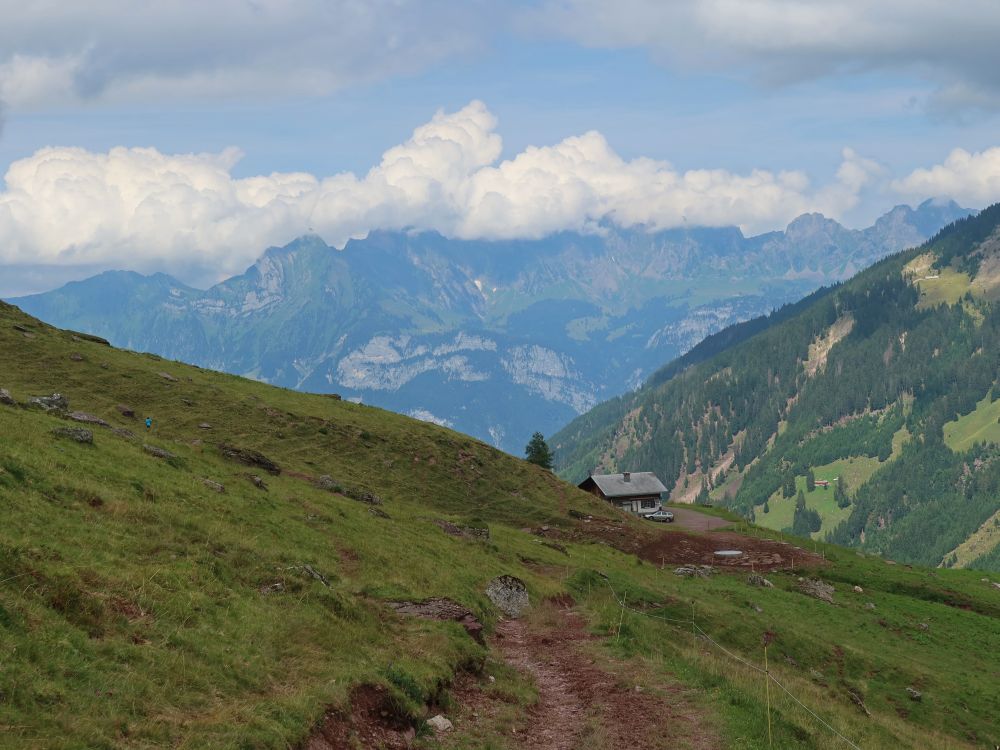 Ridnerobersäss und Alvierkette in Wolken