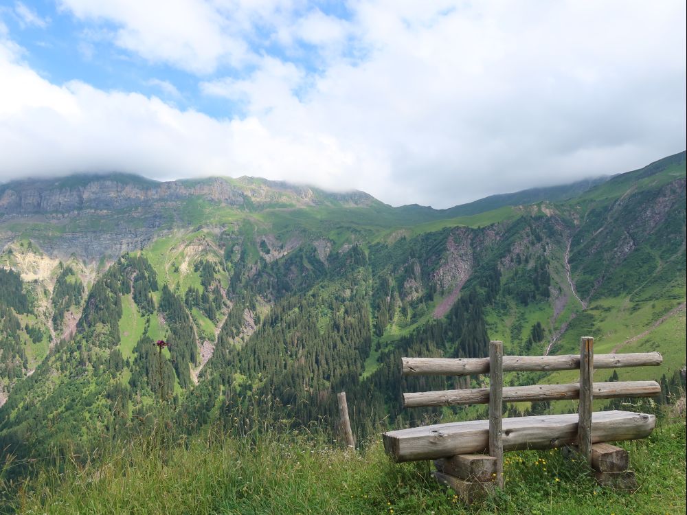 Sitzbank mit Blick zum Heubüel