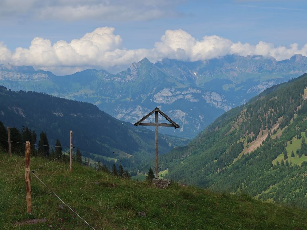 Kreuz und Blick ins Schilstal