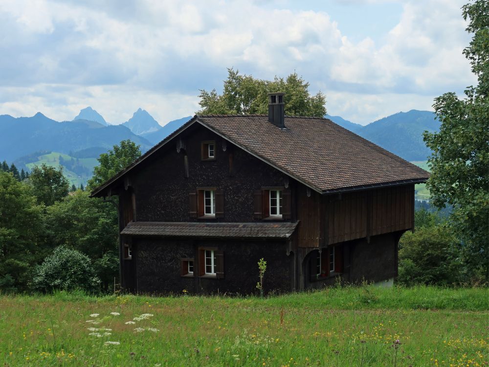 Haus bei Eggli mit Spitzen der Mythen