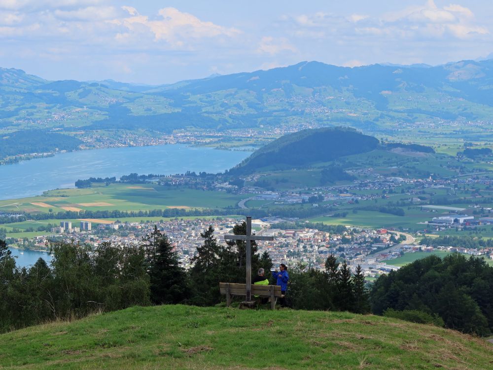 Sitzbank und Kreuz mit Blick auf Lachen und Obersee