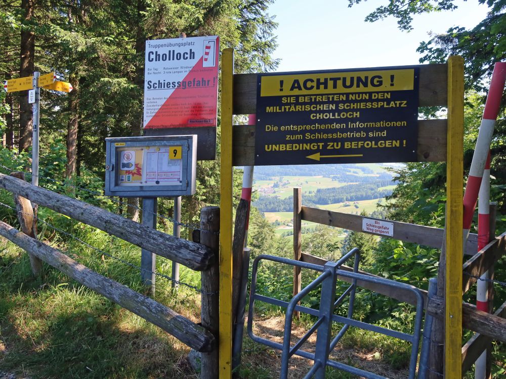 Warntafel und Drehkreuz