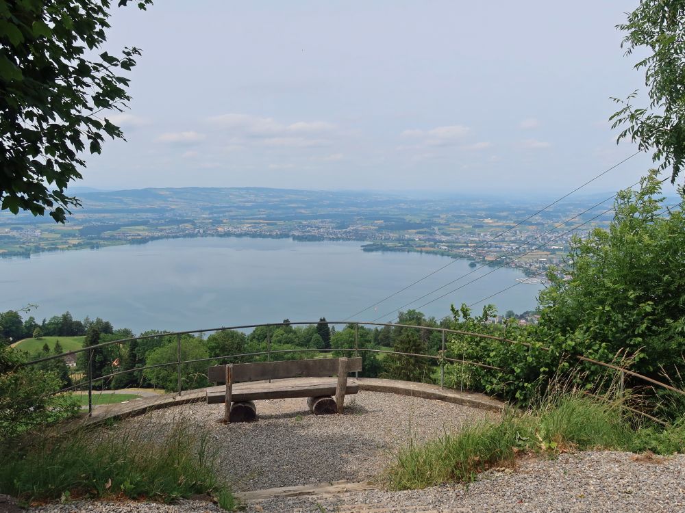 Sitzbank mit Blick auf den Zugersee