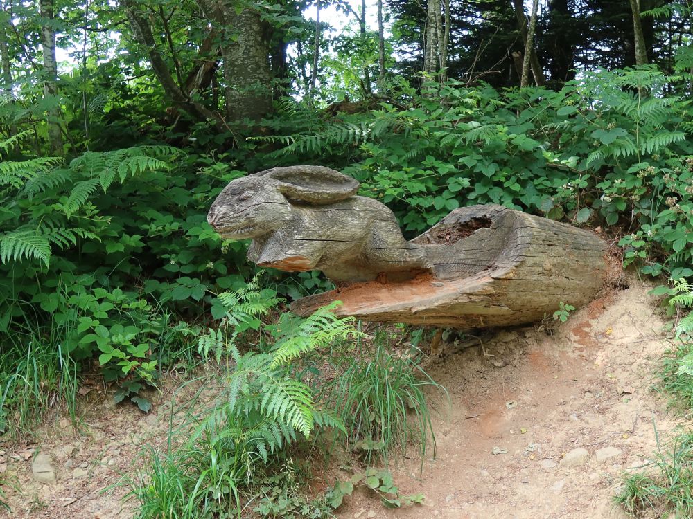 Hase aus Baumstamm geschnitzt