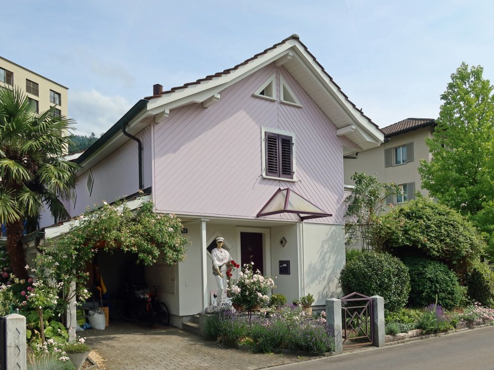 Haus mit Figur in Oberwil