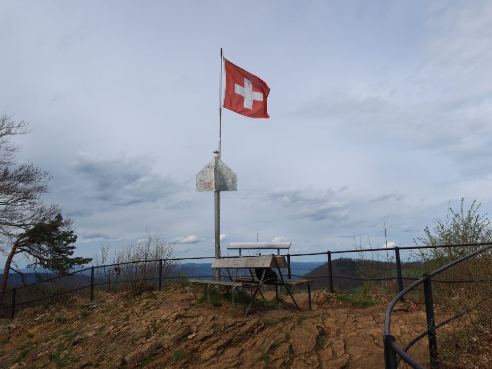 Sitzbank und Fahne auf Wasserflue