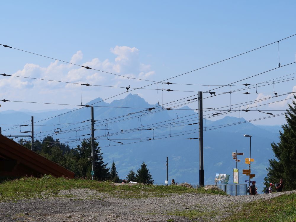 Pilatus hinter Hochleitungen