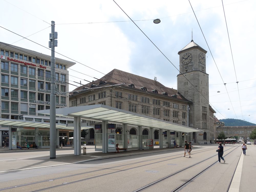 Postgebäude und Bushaltestelle