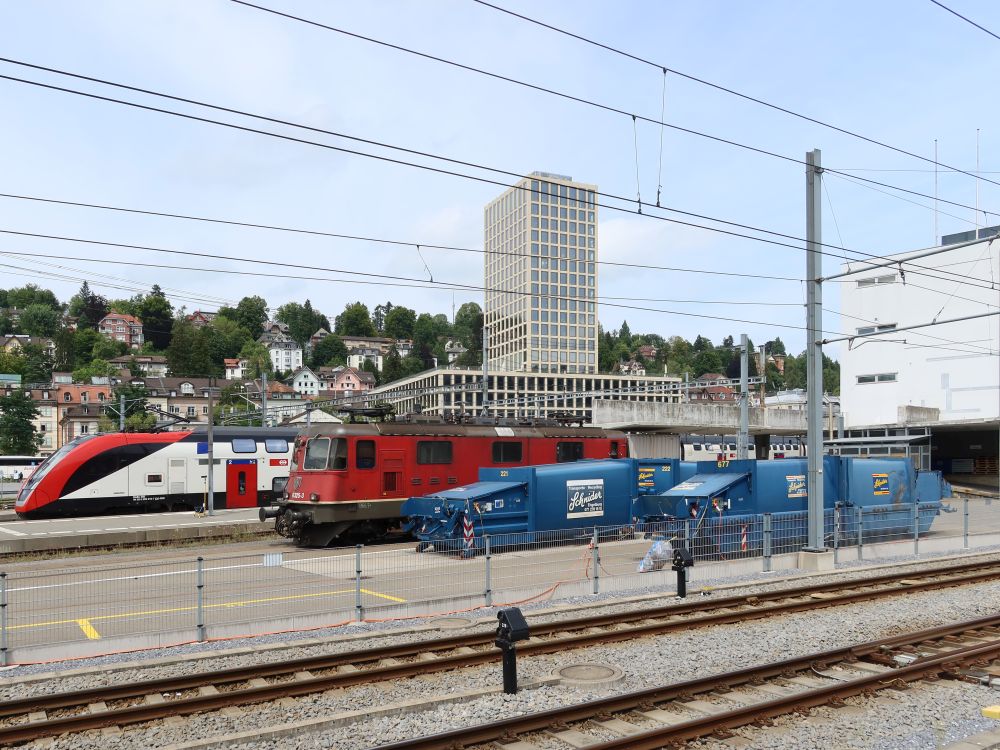 Hochhaus (Fachhochschulzentrum) und Eisenbahn