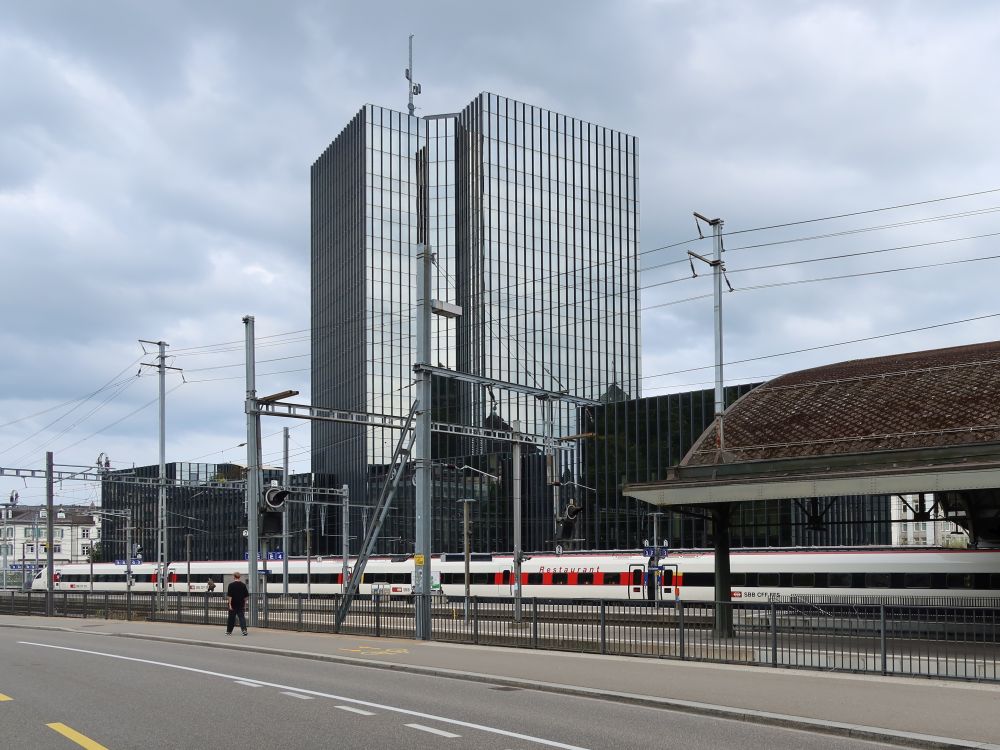 Rathaus und Eisenbahn