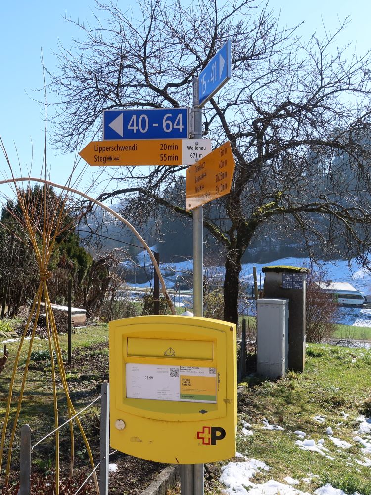 Briefkasten und Wanderwegweiser