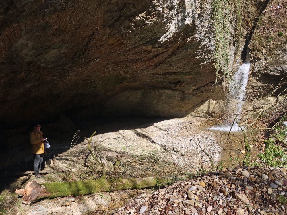 Höhle am Wasserfall