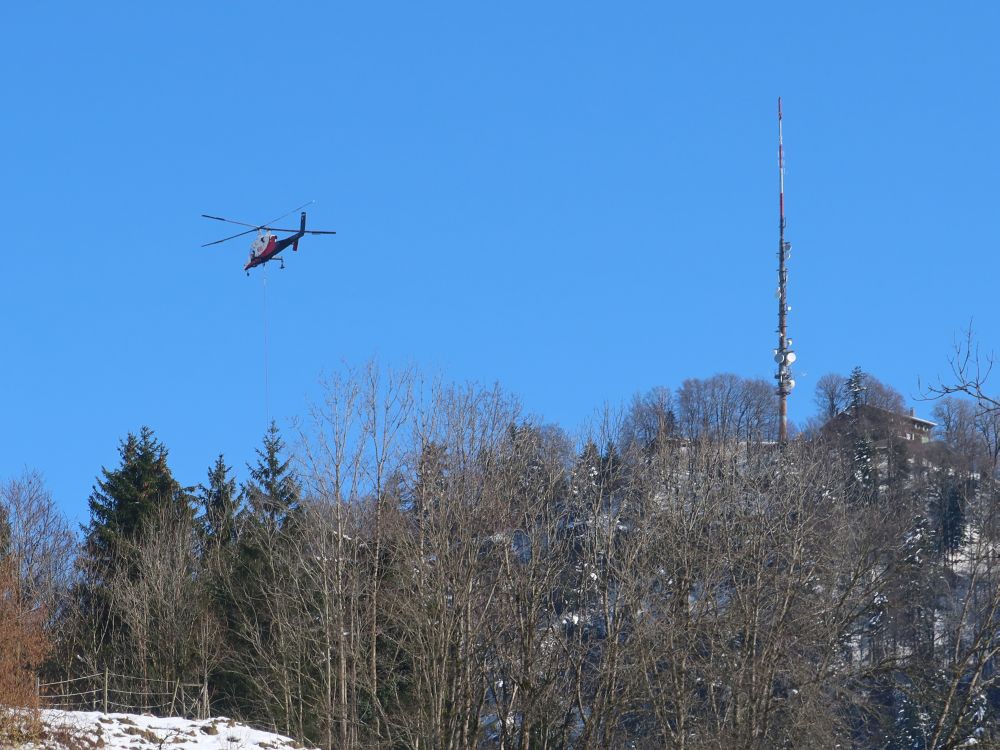 Hubschrauber und Antenne am Hörnli