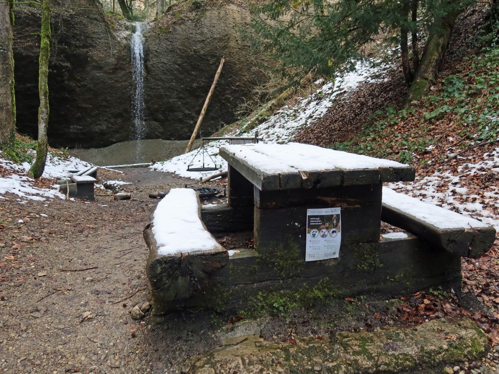 Sitzgruppe am Wasserfall