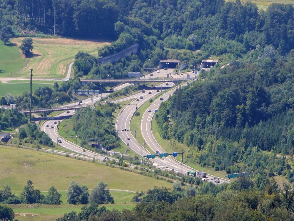 Autobahn Tunnelein und Ausgang