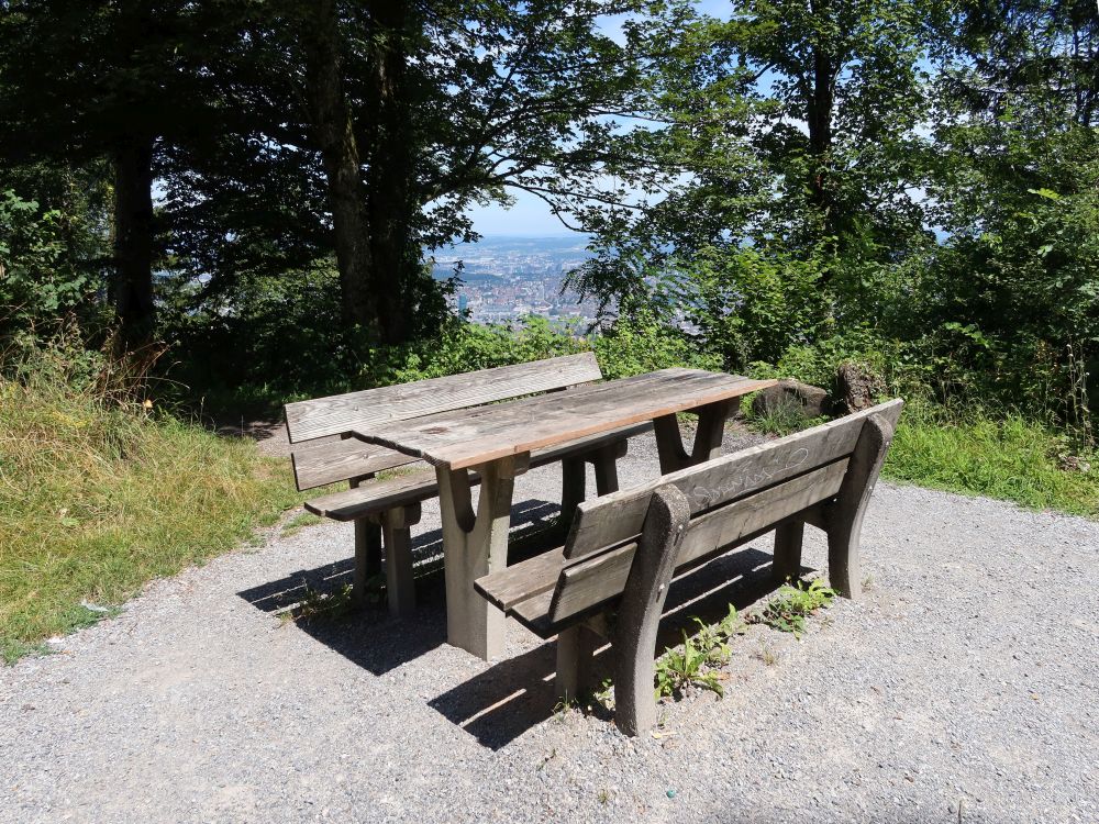 Tisch mit Sitzbänken