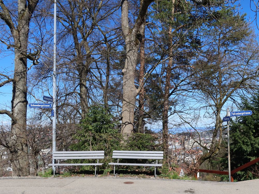 Sitzbänke an der Falkenburgstrasse