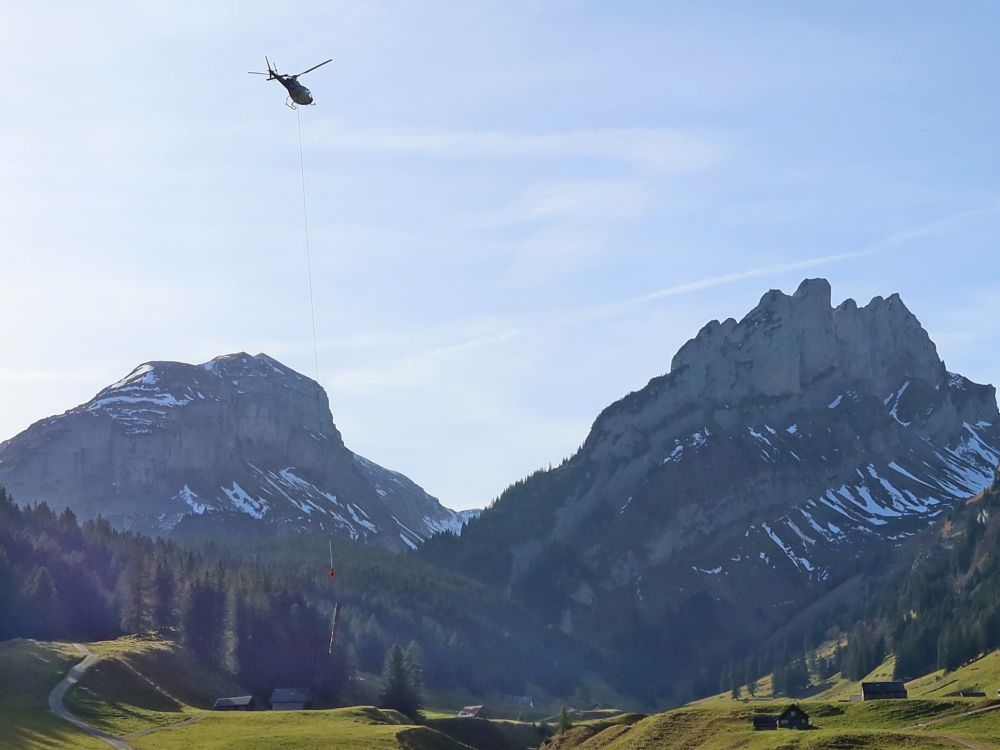 Hubschrauber über Roslenfirst und Hundstein