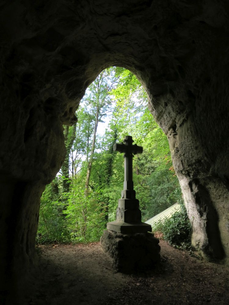 Kreuz über Maria im Stein
