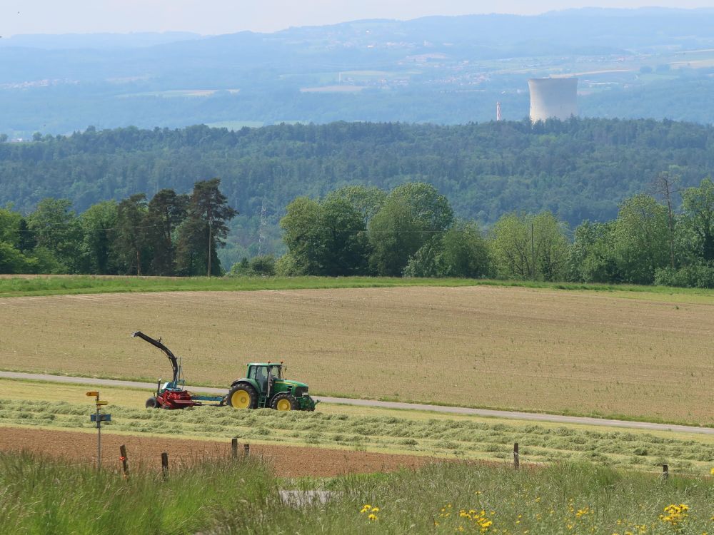 Traktor und KKW Leibstadt