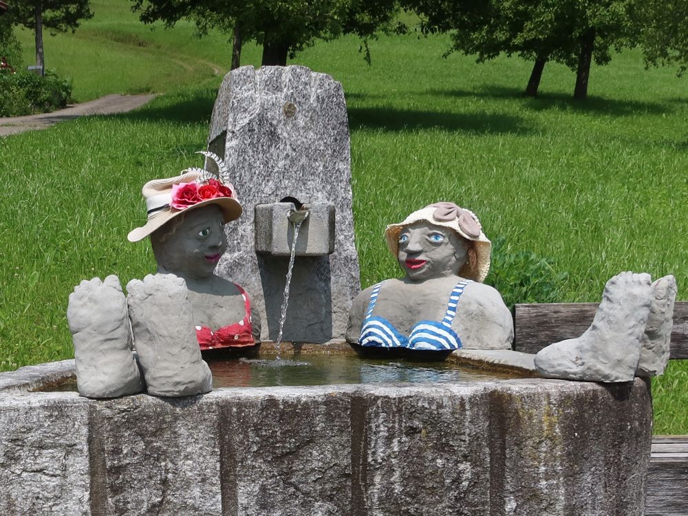 Figuren am Brunnen