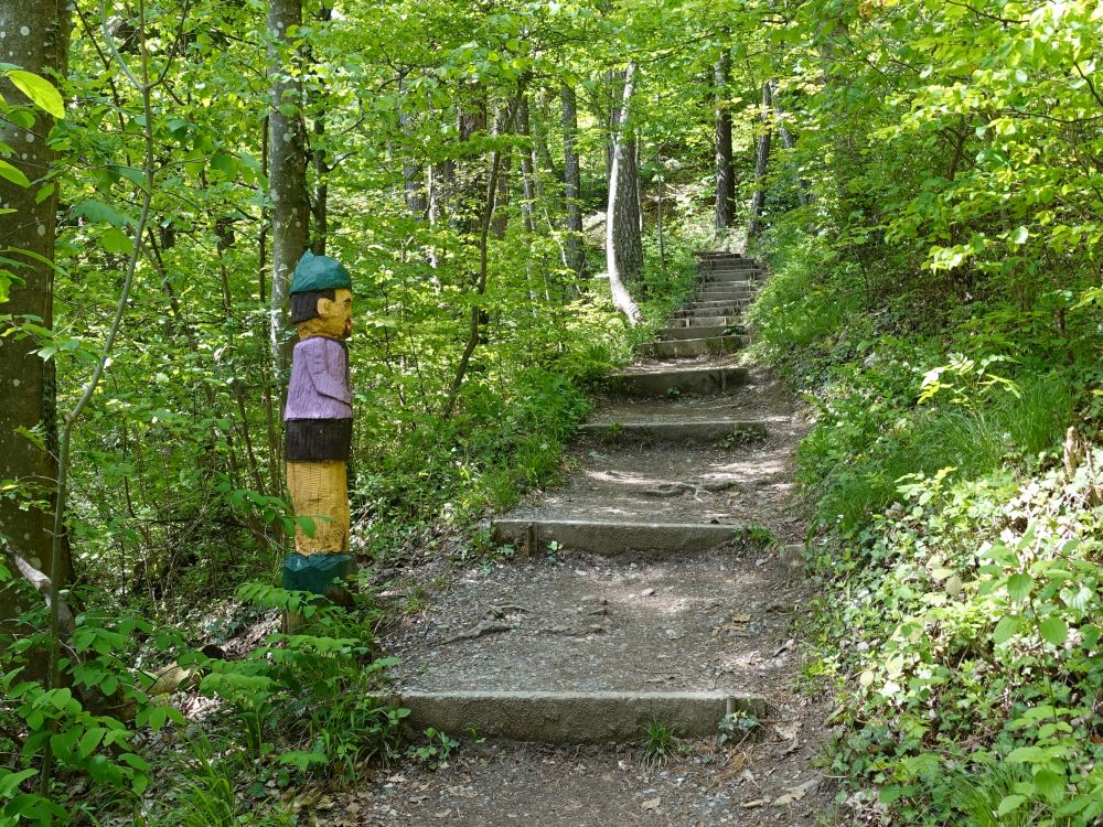 Holzfigur und Treppe