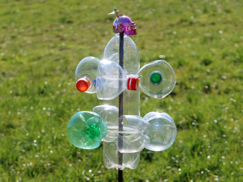 Windspiel aus Wasserflaschen