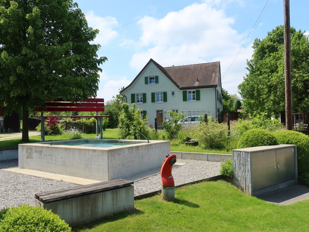 Brunnen und überdimensionierte Sitzbank