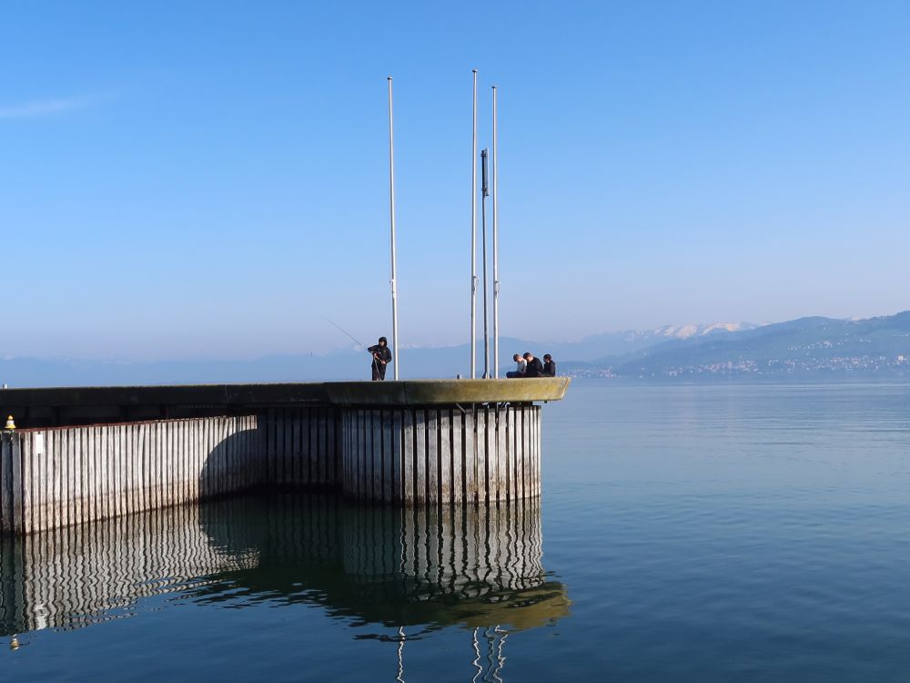 Angler auf der Hafenmauer