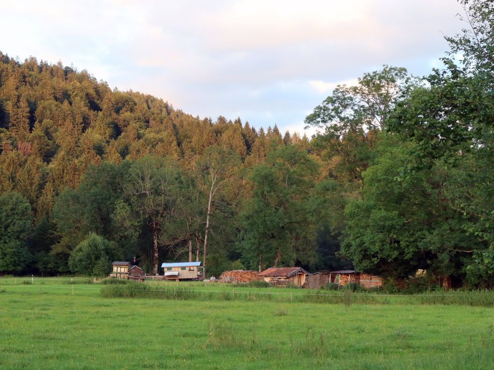 Hütten und Feuerholz