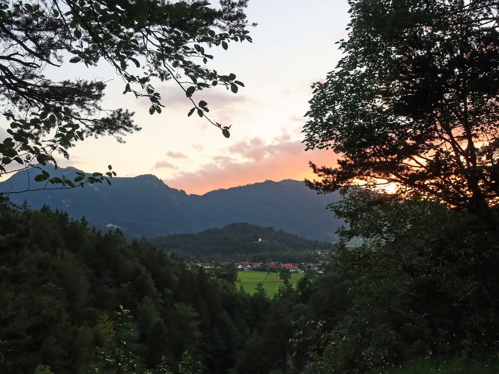 Abendrot und Häuser von Eschenlohe