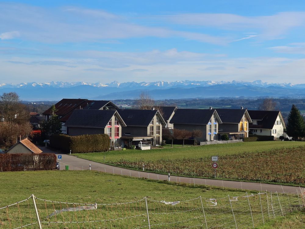 Österreichische Alpen und Häuser von Berg