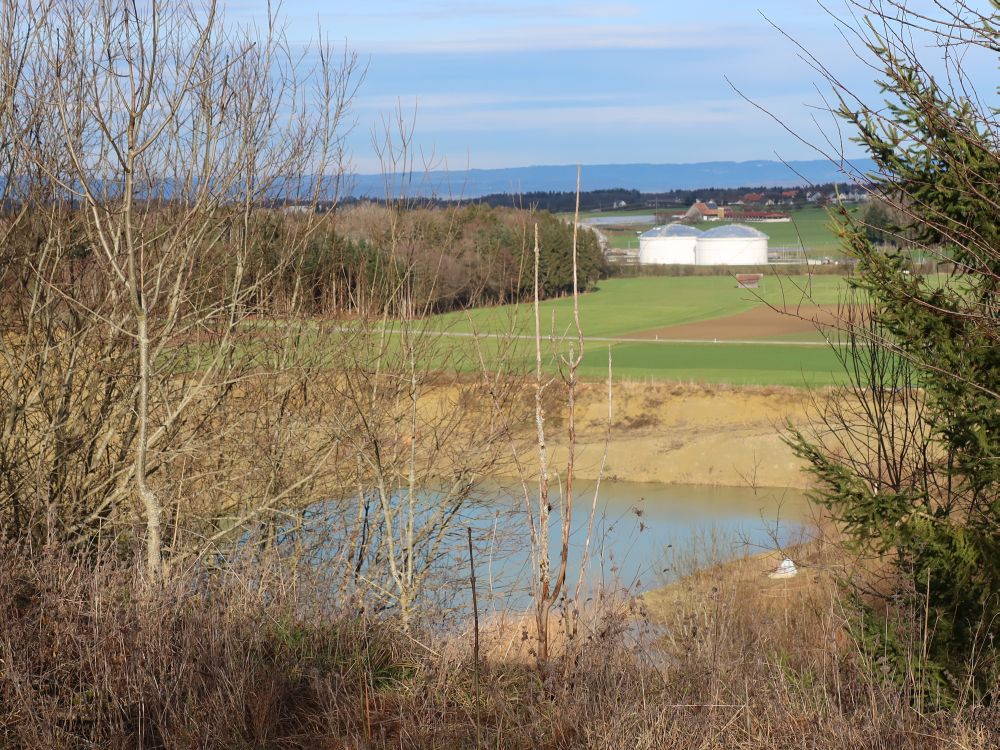 Baggersee und Tanklager