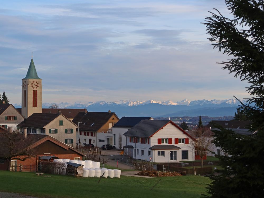 Kirche St. Mauritius und Alpen