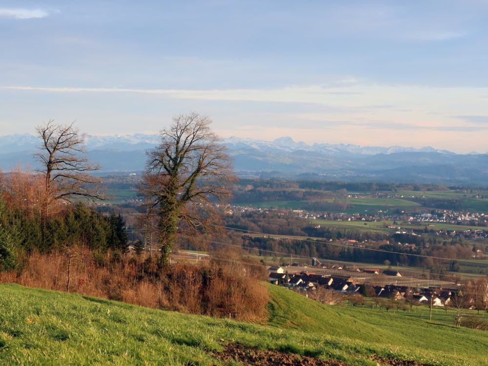 Rote Wand in Bildmitte