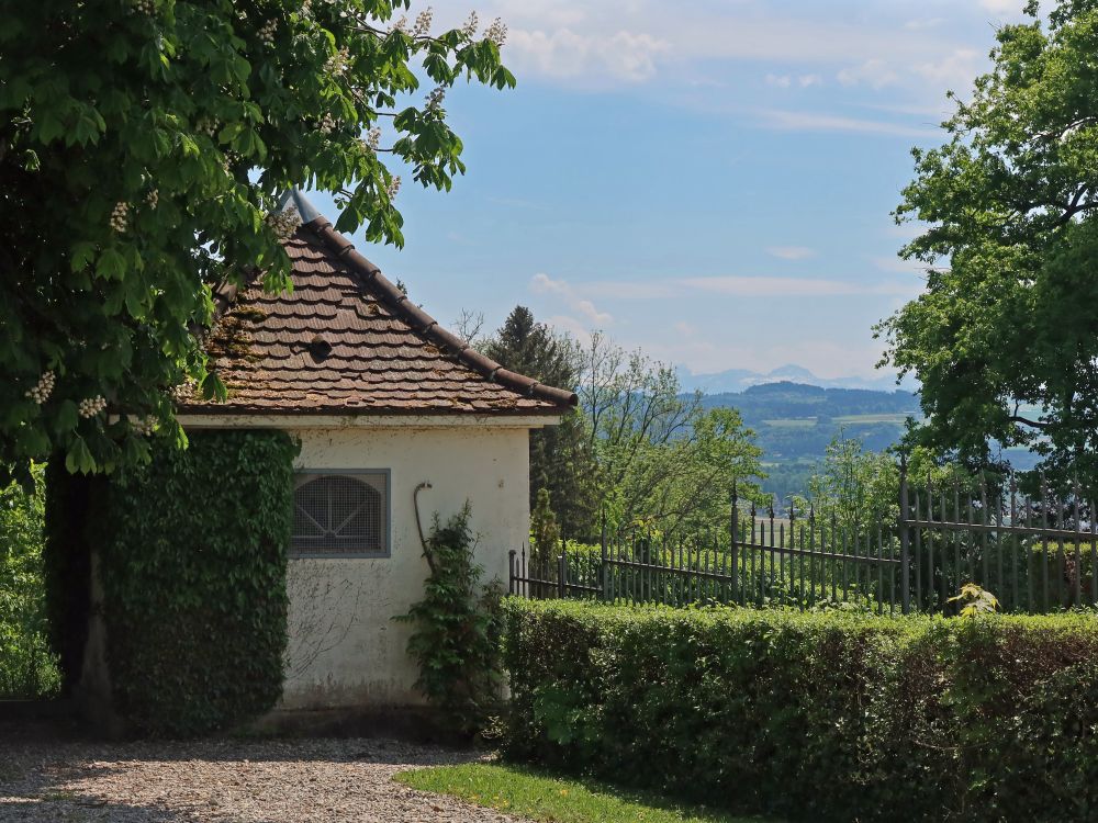 Häuschen am Friedhof mit Bergsicht