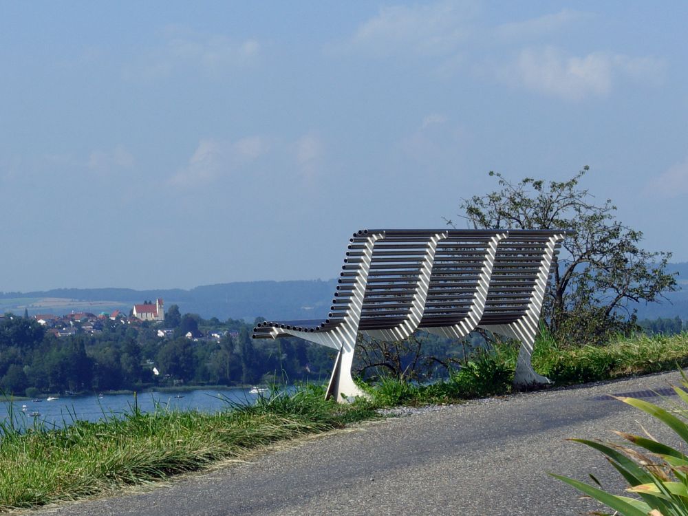 Sitzbank und Kirche von Horn