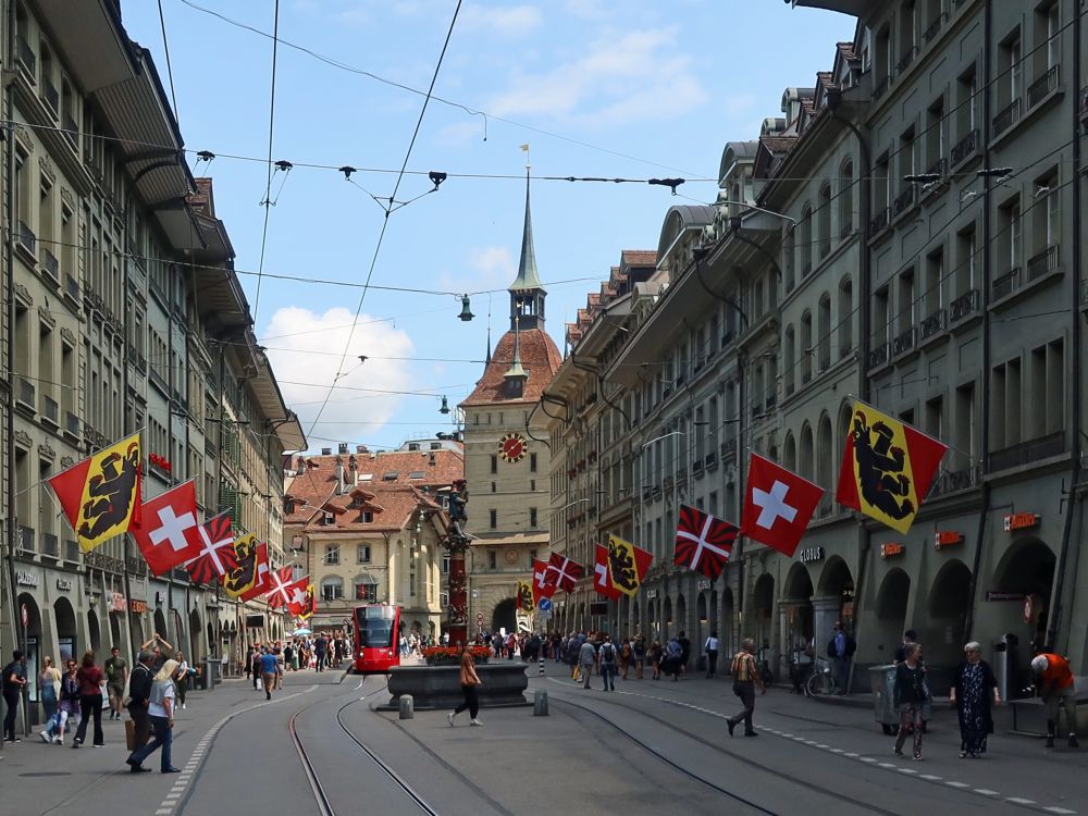 Spitalgasse mit Pfeiferbrunnen und Käfigturm