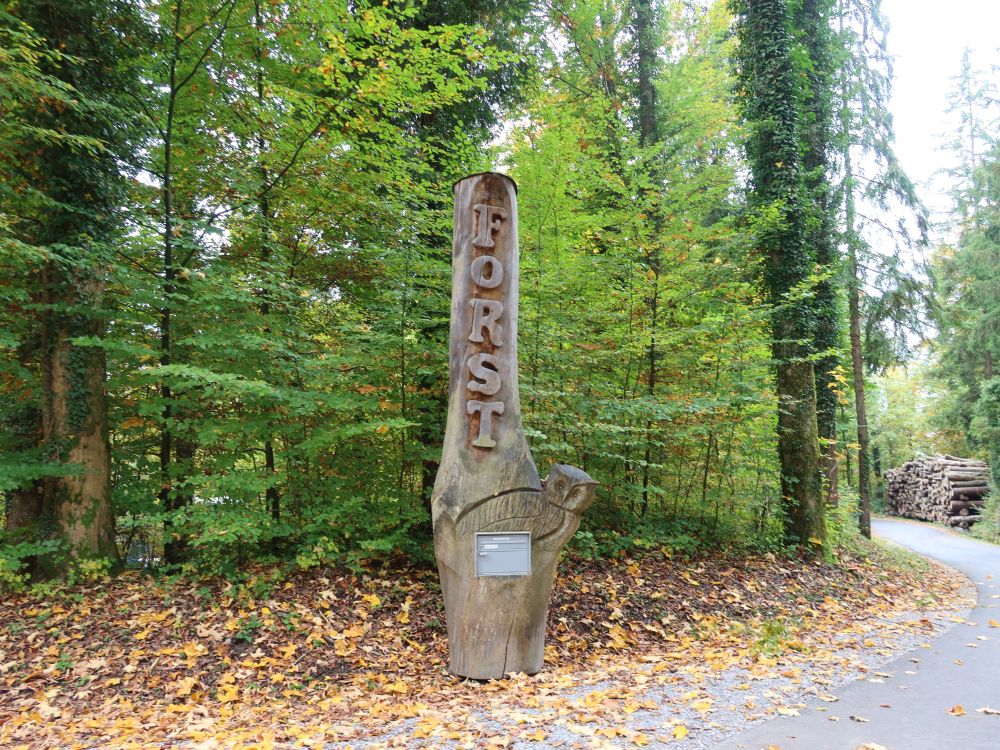 Briefkasten im Baumstumpf