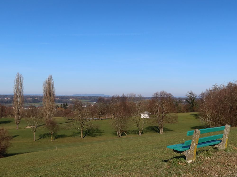 Sitzbank mit Blick auf den Golfplatz