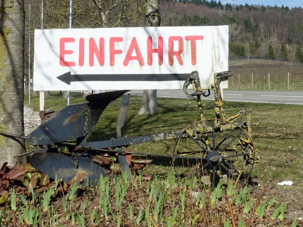 Einfahrtstafel auf Pflug