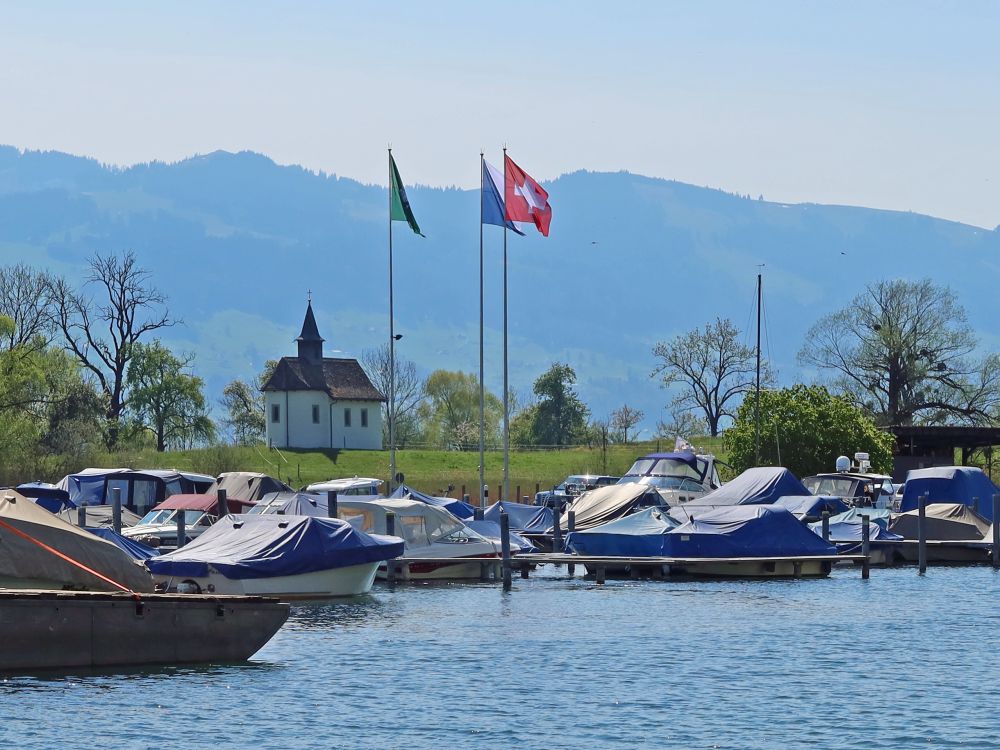 Bootshafen und Kapelle St. Meinrad