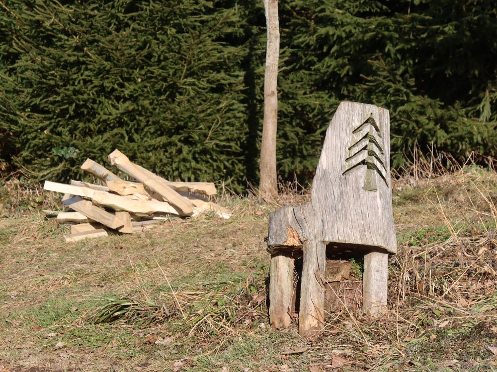 Holzstuhl und Brennholz