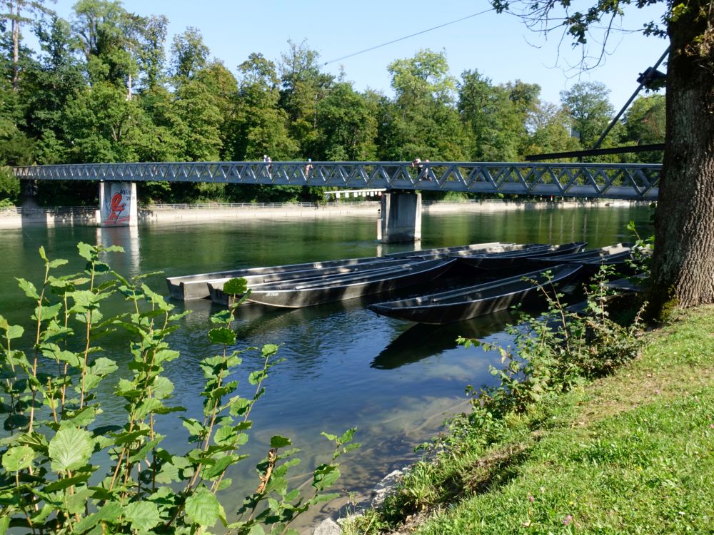 Boote an der Isenlaufbrücke