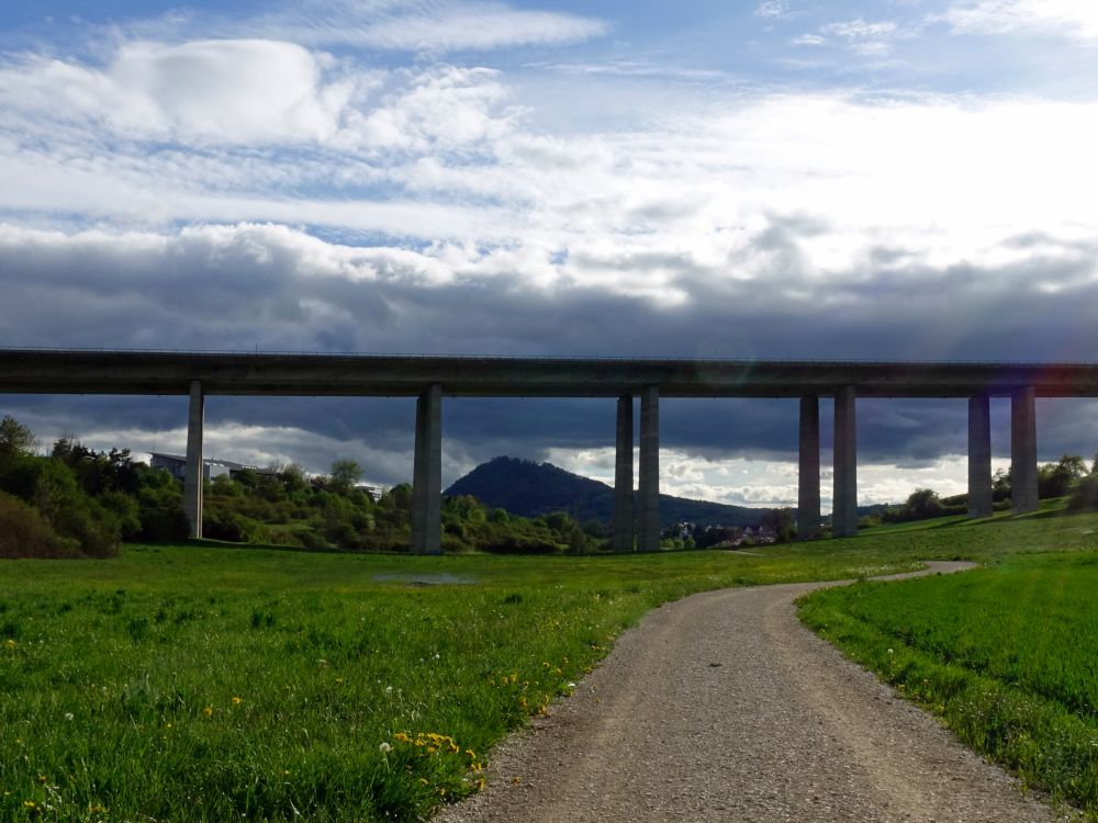 Hohenhewen unter der Autobahnbrücke