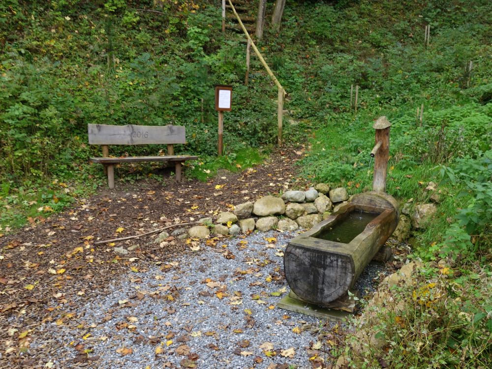 Sitzbank und Brunnen