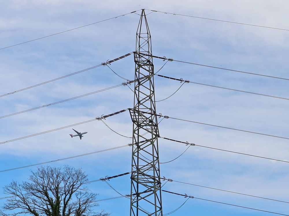 Flugzeug zwischen Hochspannung